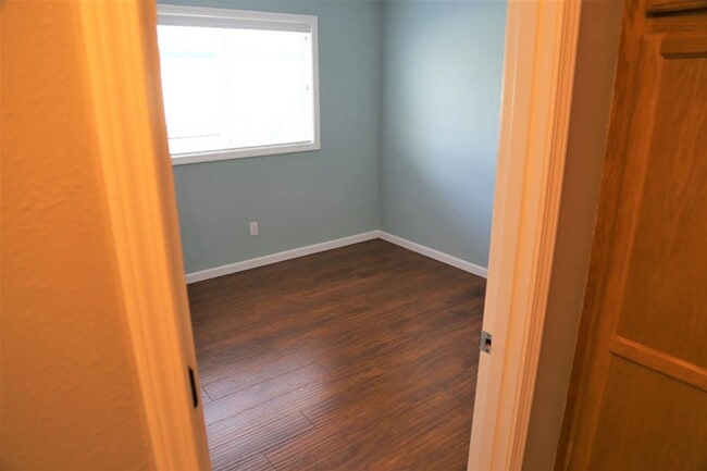 Building Photo - 3 bed 2 bath Big Garden, Close to park and...