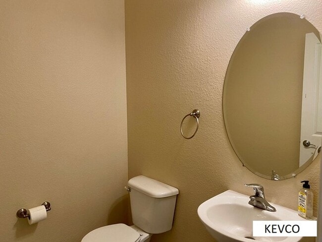 Building Photo - Amazing Three Bedroom Home With Office Space