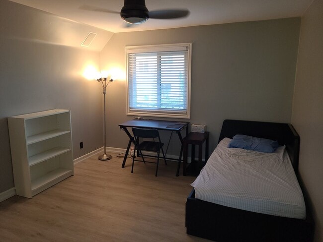 Building Photo - 1 bed 1 bath in UTC with great amenities Pool, hot tub, gym, underground parking.