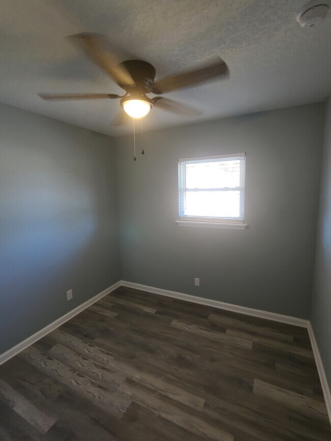 smaller room - 5224 Roanoke Blvd