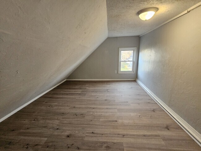 Building Photo - 1852 E 32nd St