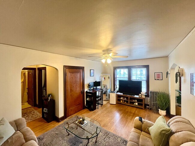 Interior Photo - 2632 N Oakland Ave