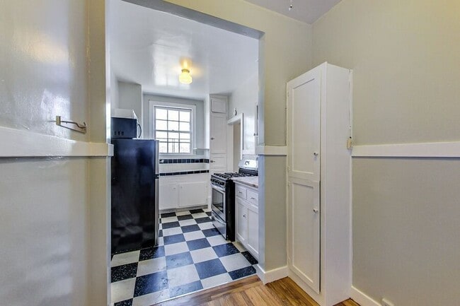 Building Photo - 6048 Monroe Ave