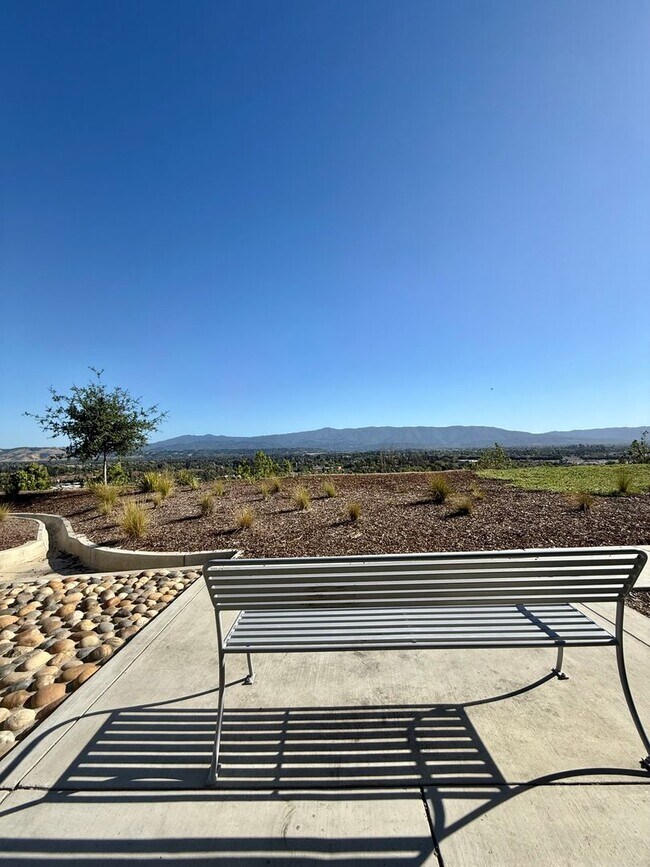 Building Photo - Beautiful 4 Bedroom, 3.5 Bathroom Home in Desirable Communication Hills