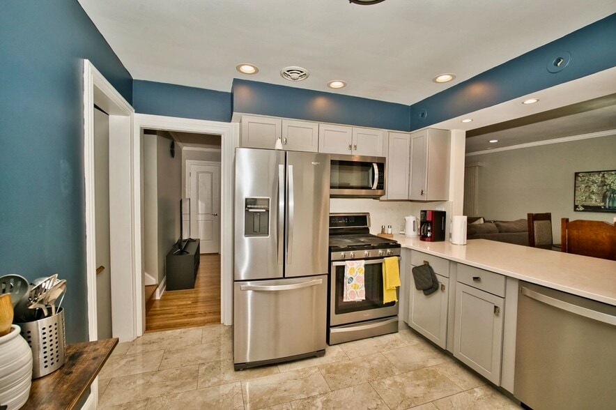 Building Photo - 5200 Madison St