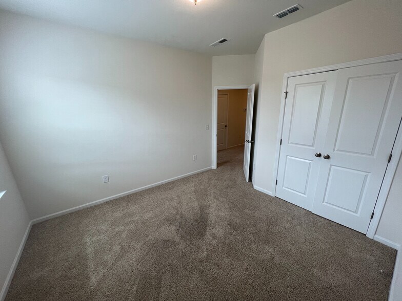 Building Photo - Room in Townhome on Diamond Dove Ln