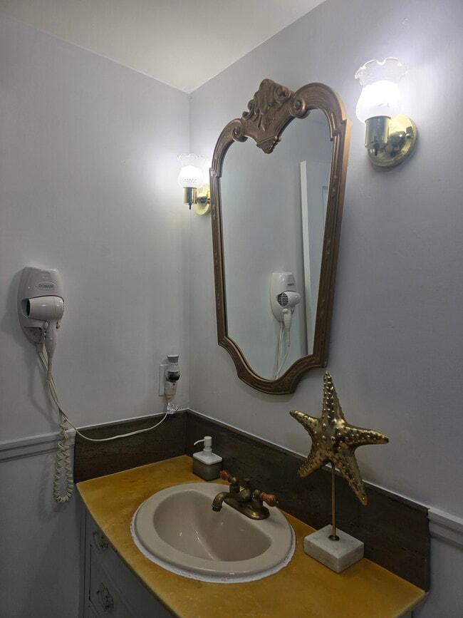 Building Photo - 1922 Garfield St