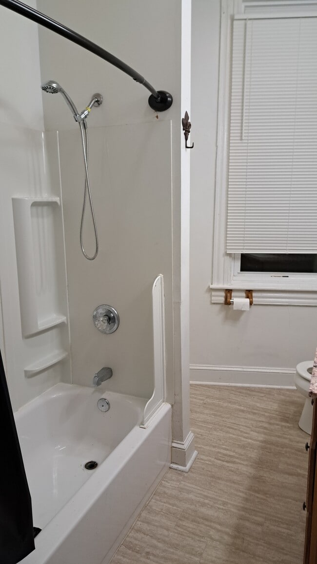 Building Photo - 2215 Brookfield Ave