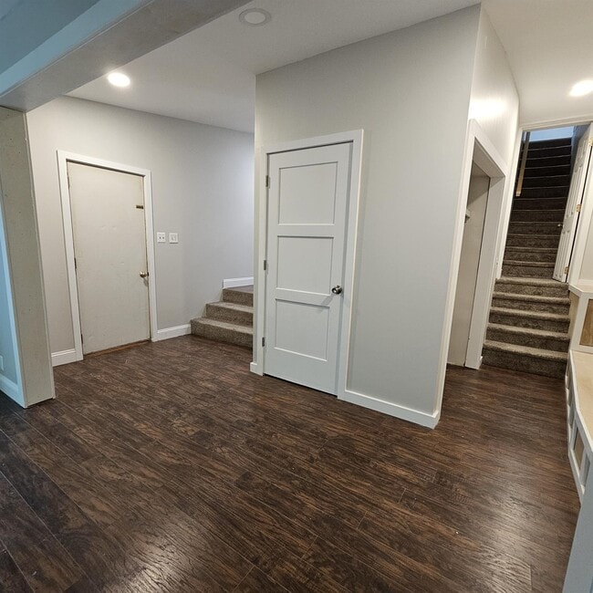 Building Photo - Duplex - 2 Bedroom, 2 Full Bathrooms and a...