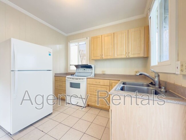 Building Photo - 839A McCully St