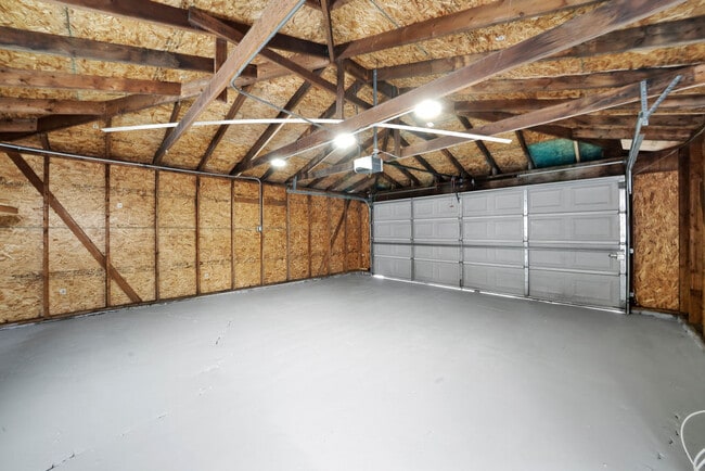Building Photo - 6607 S Oakley Ave