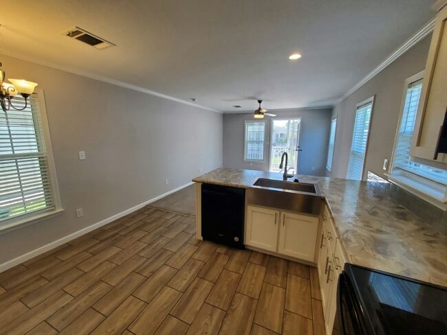 Building Photo - 6421 Brandywine Dr N