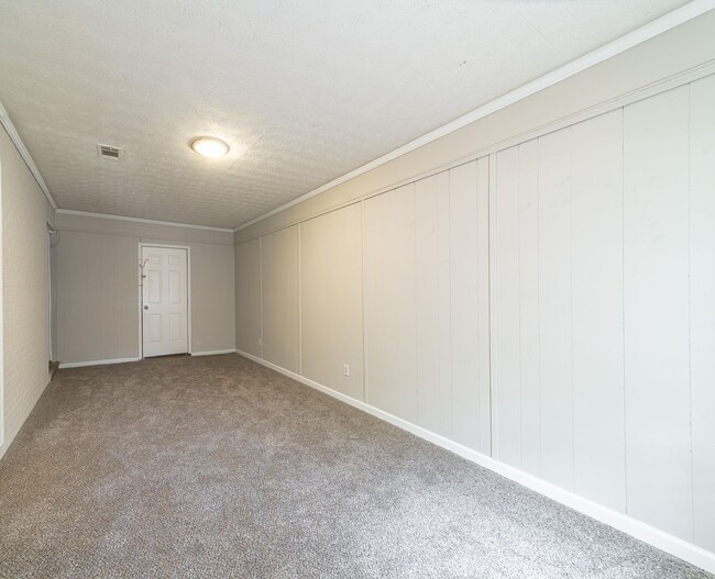 Building Photo - Coming Soon! Spacious 3 Bedroom 1 Bath!
