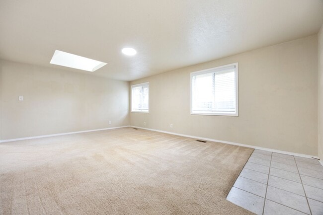 Building Photo - Spacious 5 bed/2 bath in SE Portland