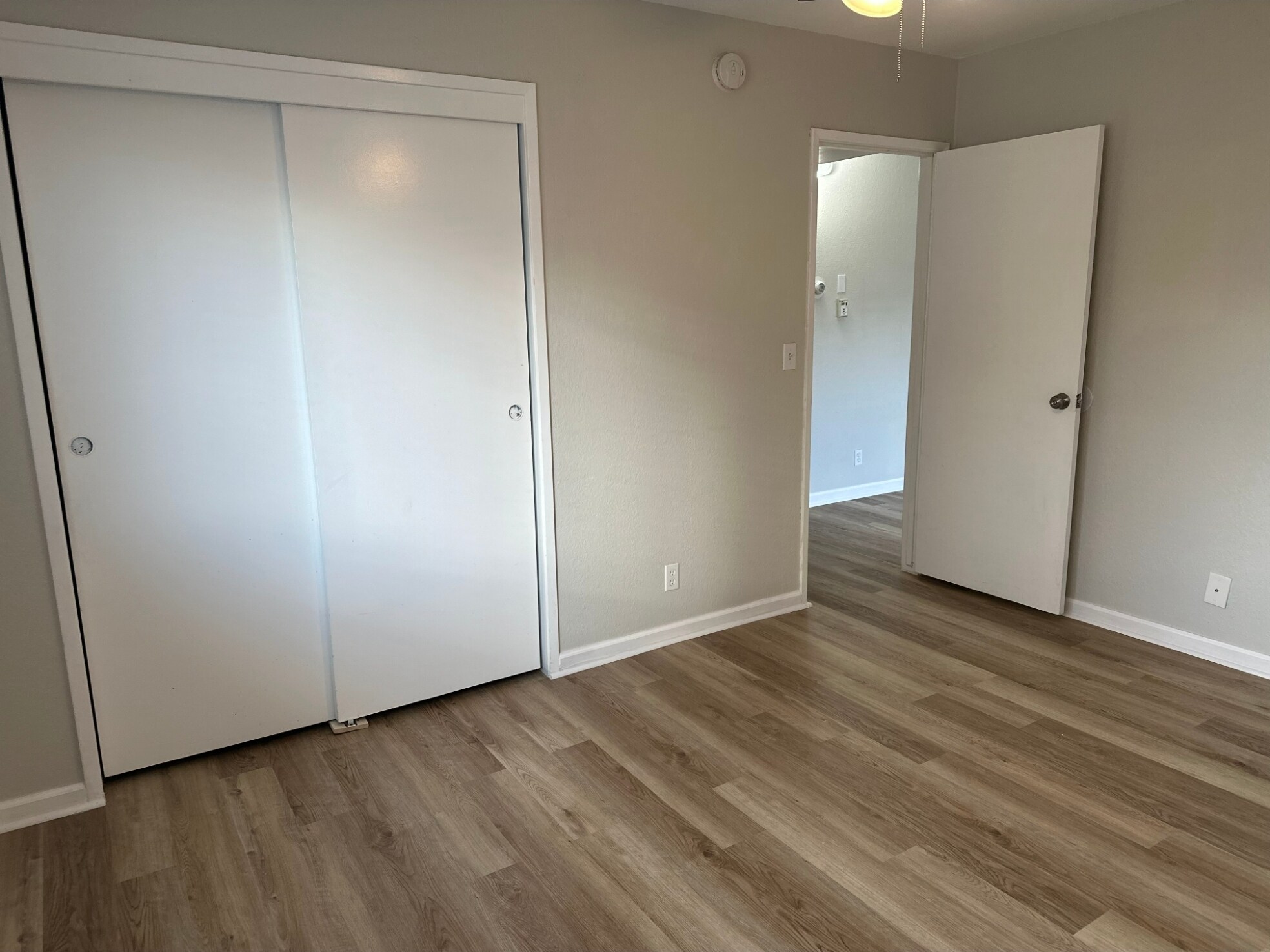 Building Photo - 429 S Sunset St