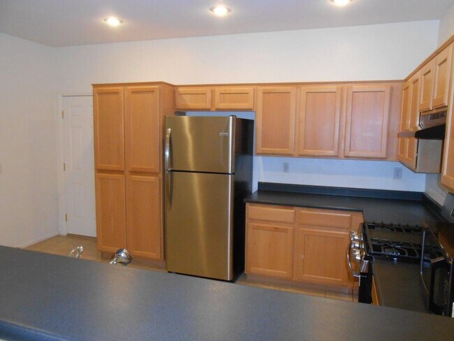 Building Photo - Spacious 2 Bedroom Home near Cactus and Ma...