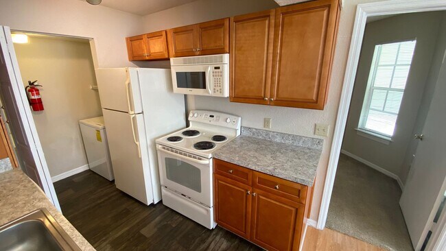 Building Photo - 2br/2ba Tradewinds Condo with Wood Floors ...