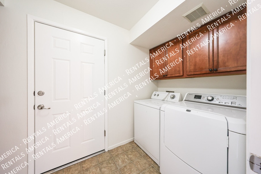 Building Photo - 8548 E Belleview St