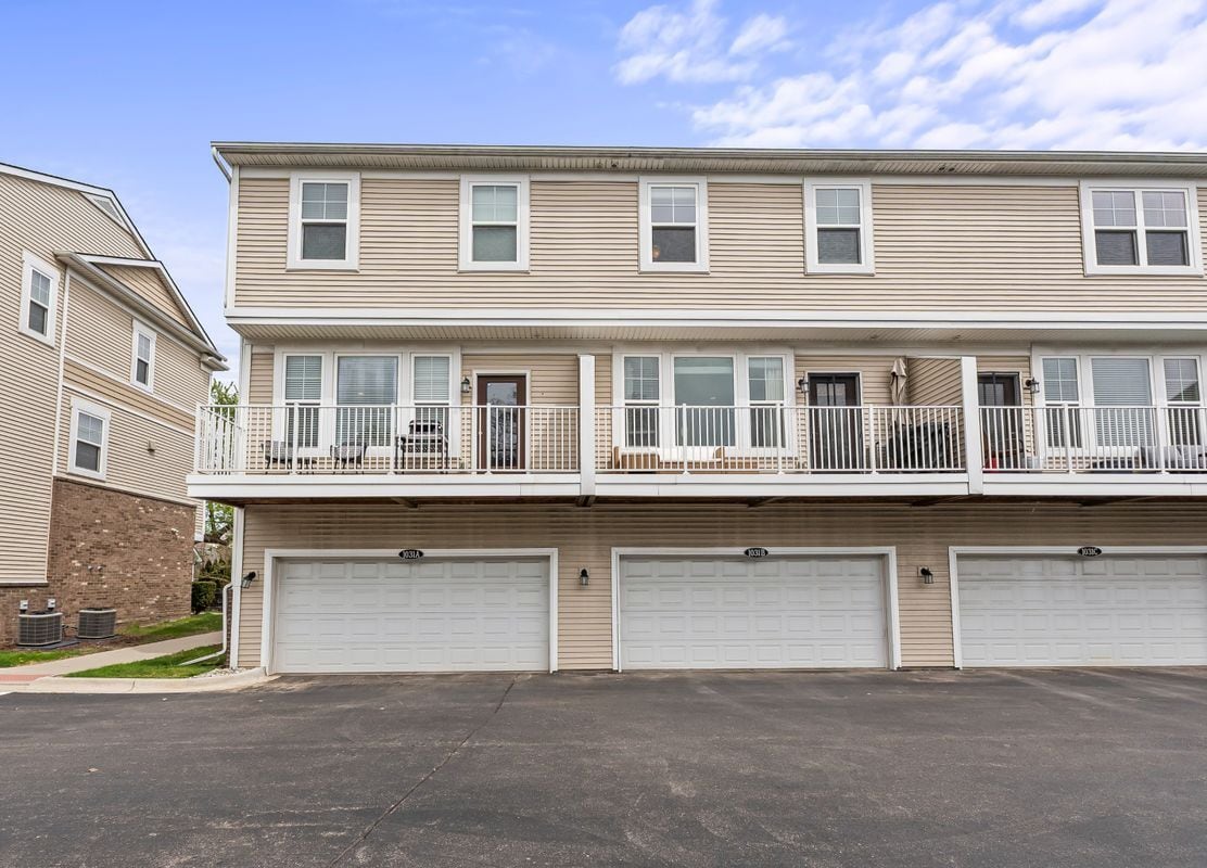 Building Photo - 1031 N Sherman Dr