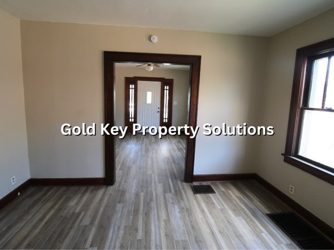 Building Photo - 2 BR 1 BA House with New Flooring and Paint (SECTION 8 APPROVED)