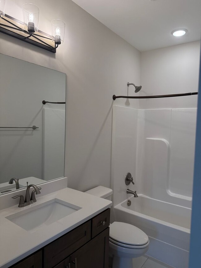 Building Photo - Easy access in Red Bank