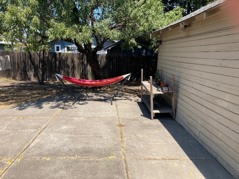 Building Photo - 1539 W Willow St