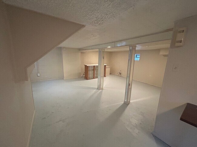 Building Photo - Charming 3-Bedroom Property in Prime Location