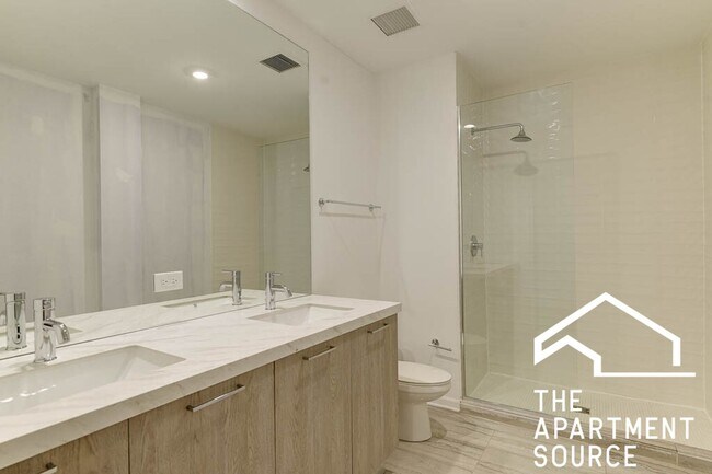 Building Photo - South Loop 3 bed 2 bath -- Updated Kitchen, HUGE Floorplan, Large Patio