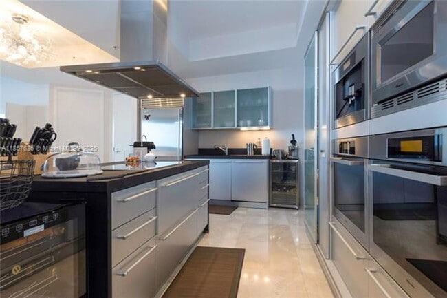 Building Photo - 18201 Collins Ave