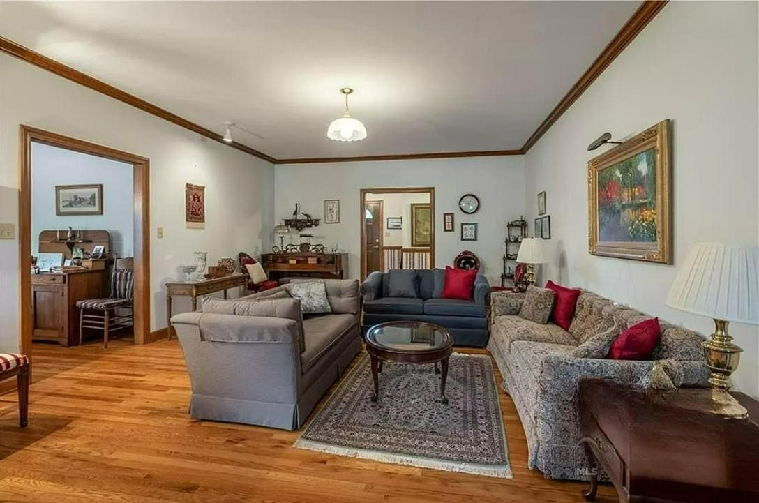 Living Hall - 104 Woodsway Ct