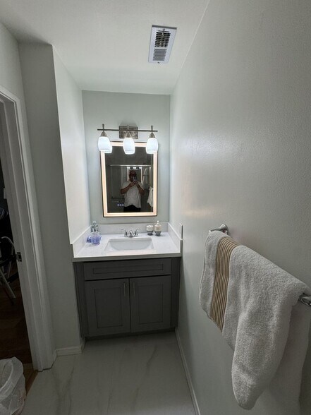 Building Photo - 2801 Los Felices Cir E