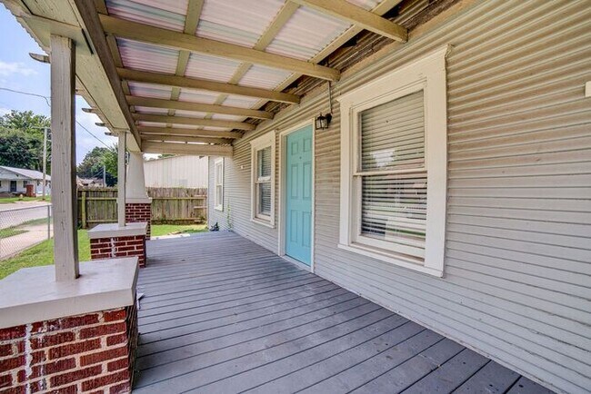 Building Photo - Charming 3/1 Near TU! Make this your new home!