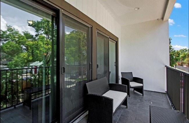 Building Photo - 405 S Westland Ave