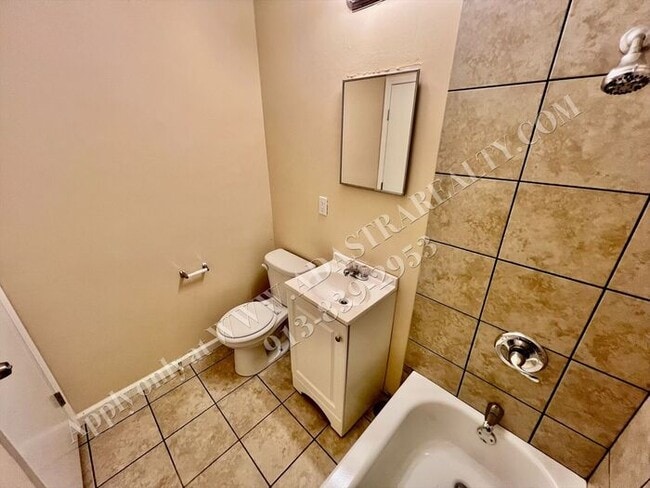 Building Photo - Like New 2 Bed 1 Bath Duplex in Grandview-Available NOW!!