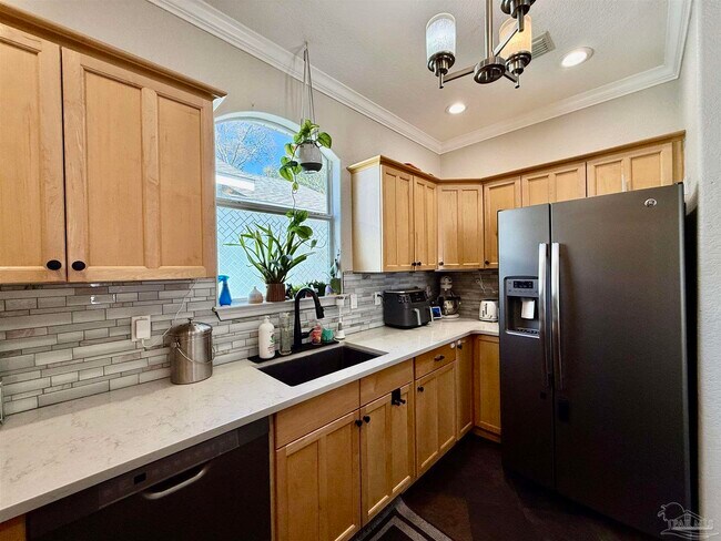 Building Photo - 1313 E Strong St