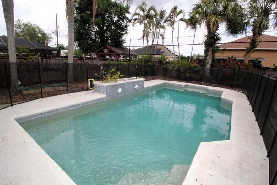 Primary Photo - 2073 SW Capeador St