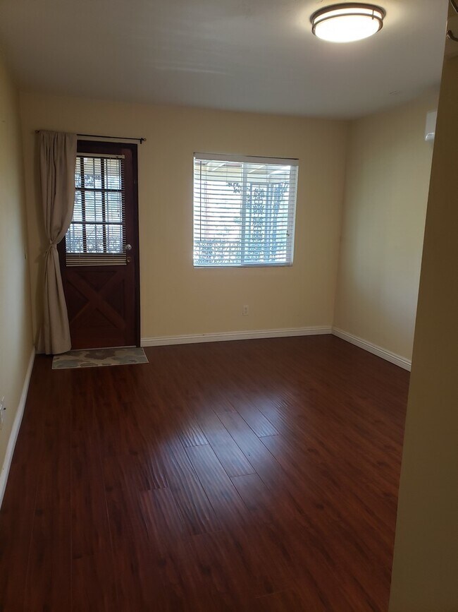 Building Photo - 3870