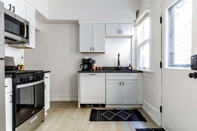 Building Photo - 313 W 4th Ave