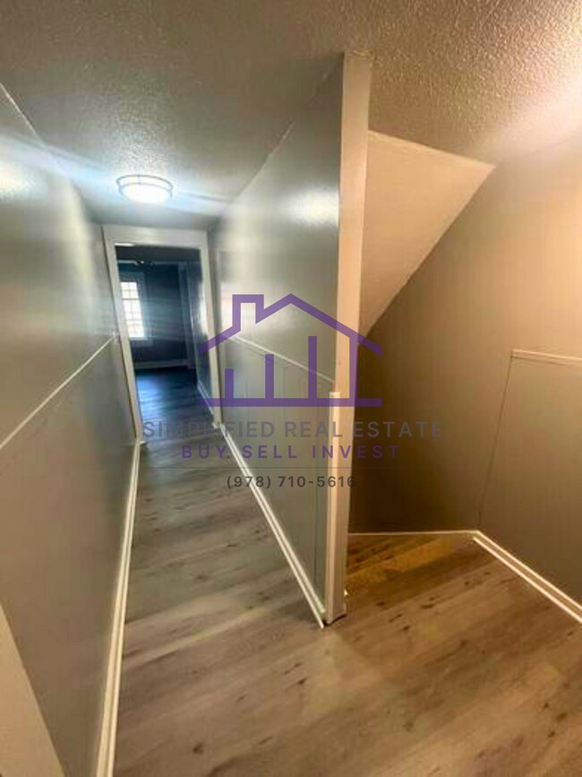 Building Photo - 418 River St