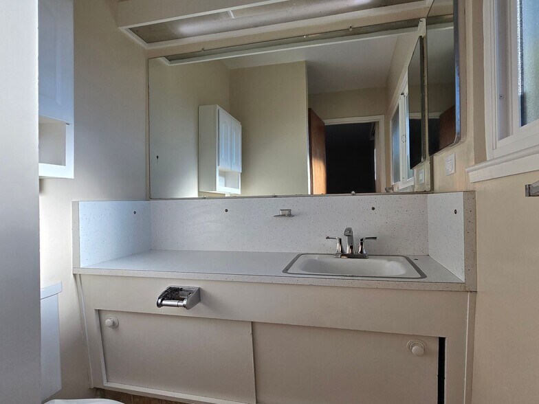 Building Photo - 1542 Parkview Ave