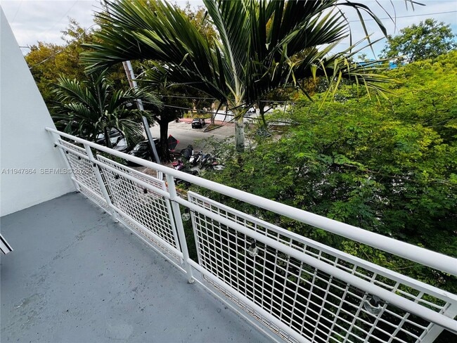 Building Photo - 960 Bay Dr