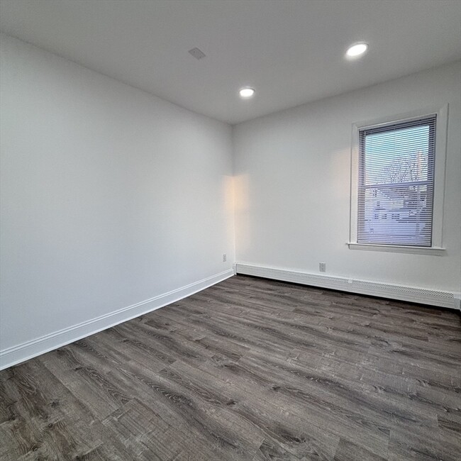 Building Photo - 12 Pine St