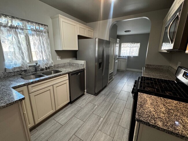 Building Photo - Home near UNM.