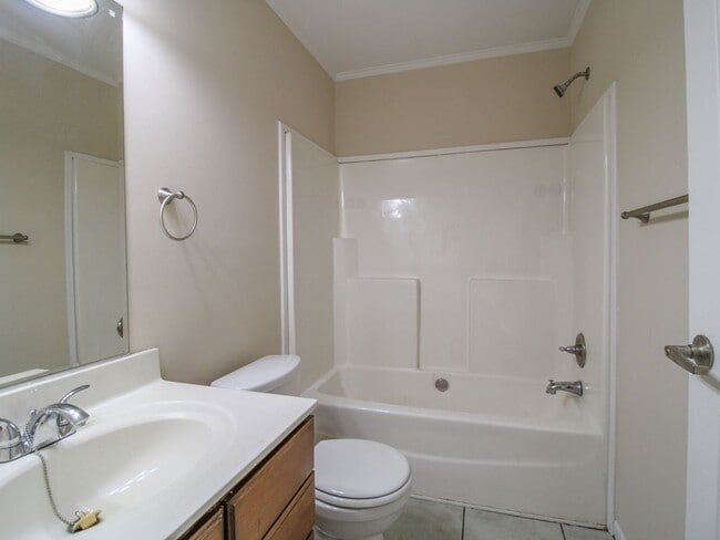 Building Photo - 124 Meadows Ln