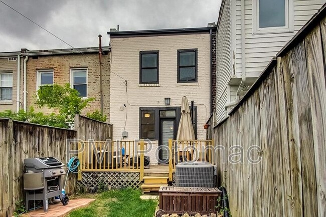 Building Photo - 1749 L St NE