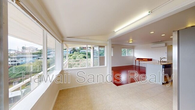 Building Photo - 3901 Maunahilu Pl