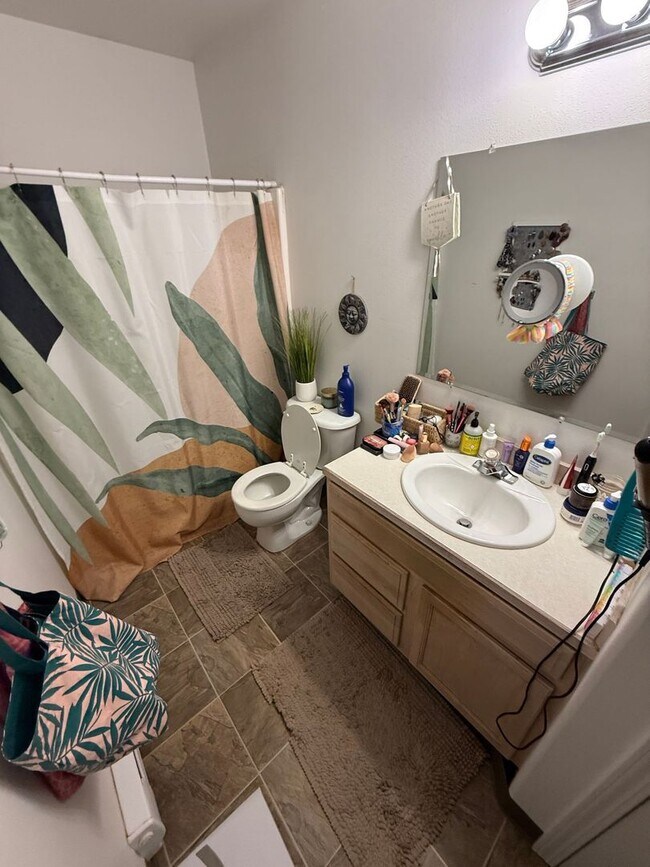 Building Photo - Conveniently Located 1 Bed/1.5 Bath Apartment - NE Bend