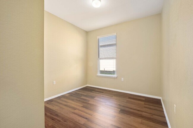 Building Photo - Glowing 3 Bedroom, 2 Bath Home Near Walter...