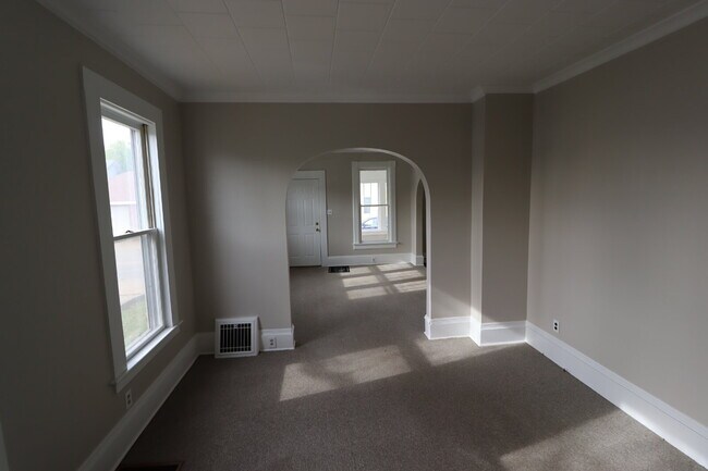 Building Photo - Large Updated 4 Bedroom Single Family Home