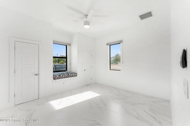 Building Photo - 2355 N Riverside Dr